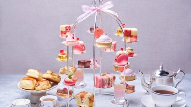 【ザ・ペニンシュラ東京/ザ・ロビー】ローズマカロンにピンクサンドイッチ、苺とラズベリークリームのケーキが愛くるしい「 ザ・ペニンシュラ・イン・ピンク アフタヌーンティー 」