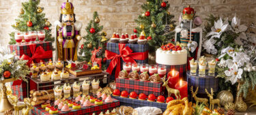 【コンラッド東京/セリーズ】ブッシュドノエル、シュトーレン、ツリーのクッキー菓子でホリデーシーズンをキュートに「タータンチェックのクリスマス・スイーツビュッフェ」